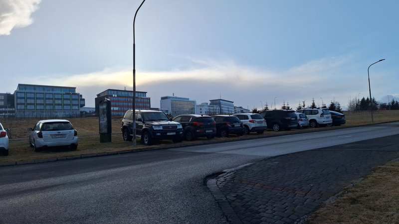 Bílar Sjálfstæðismanna var lagt ólöglega í Laugardalnum