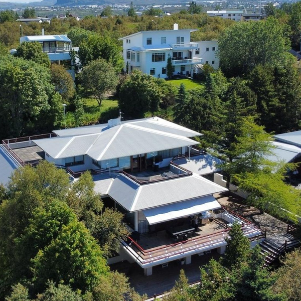 Ester reynir aftur að selja höllina í Laugardalnum