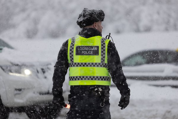 Lögreglan biður fólk að fara heim sem allra fyrst