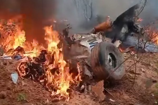 Ellefu ferðamenn létust er flugvél hrapaði í skóglendi